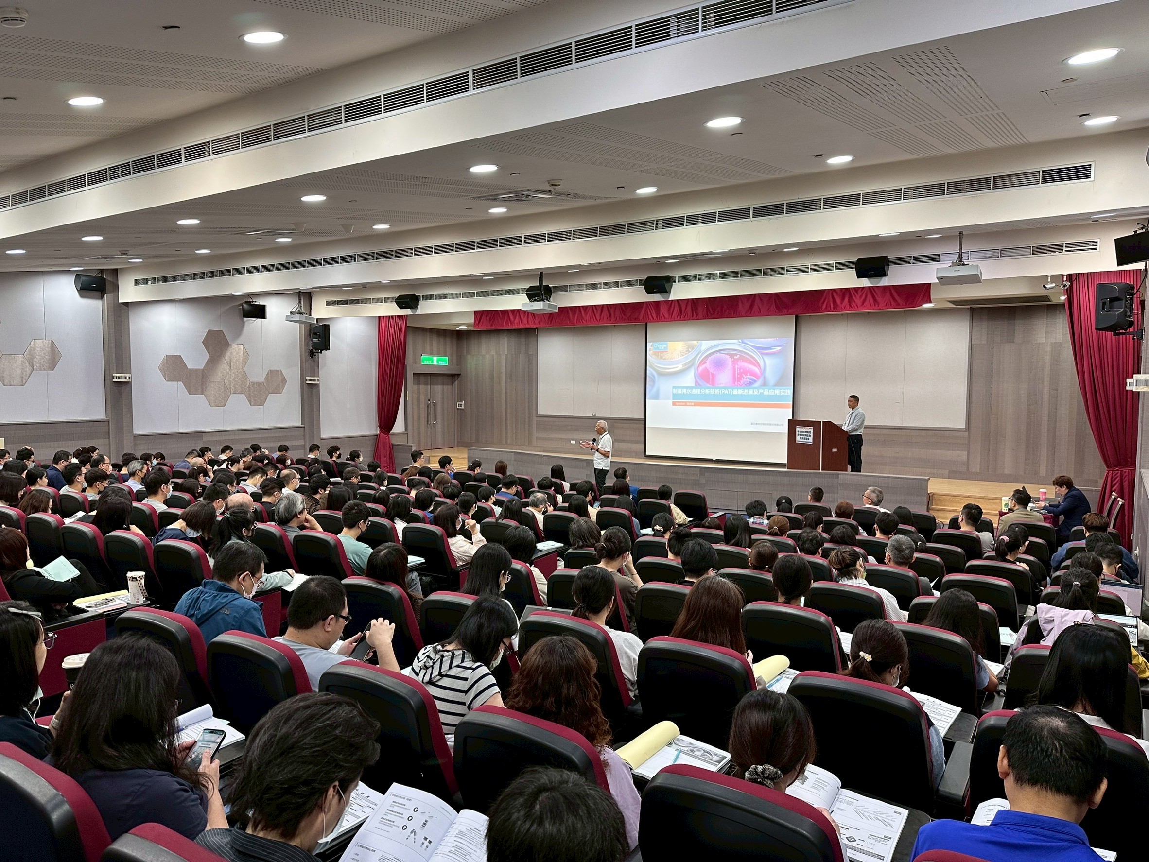 LINE_ALBUM_114.05.16._環境微生物監控分析與生物批示劑選擇研討會 活動照片_250519_68.jpg